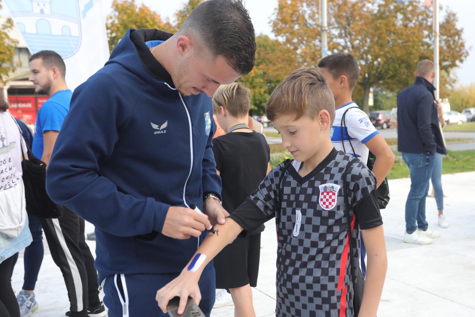 Bijelo-plavi korner Jug 2 Bijelo-plavi korner Jug 2