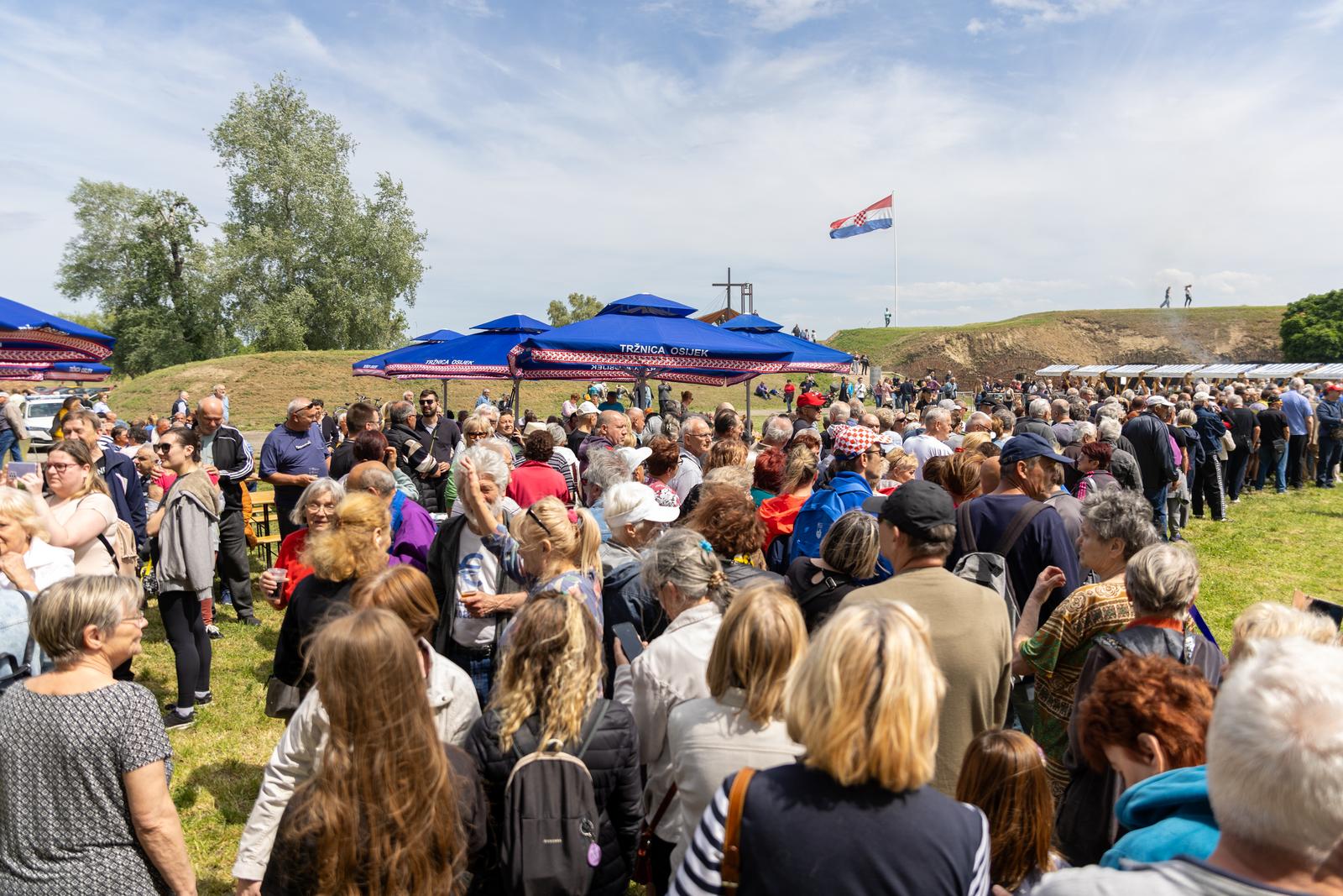 Podijeljeno 2500 porcija graha kod katakombi