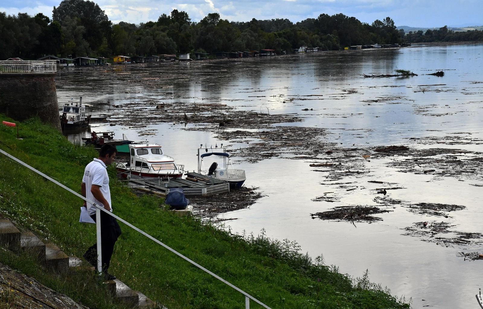 Otpad pluta rijekom Savom Otpad pluta rijekom Savom