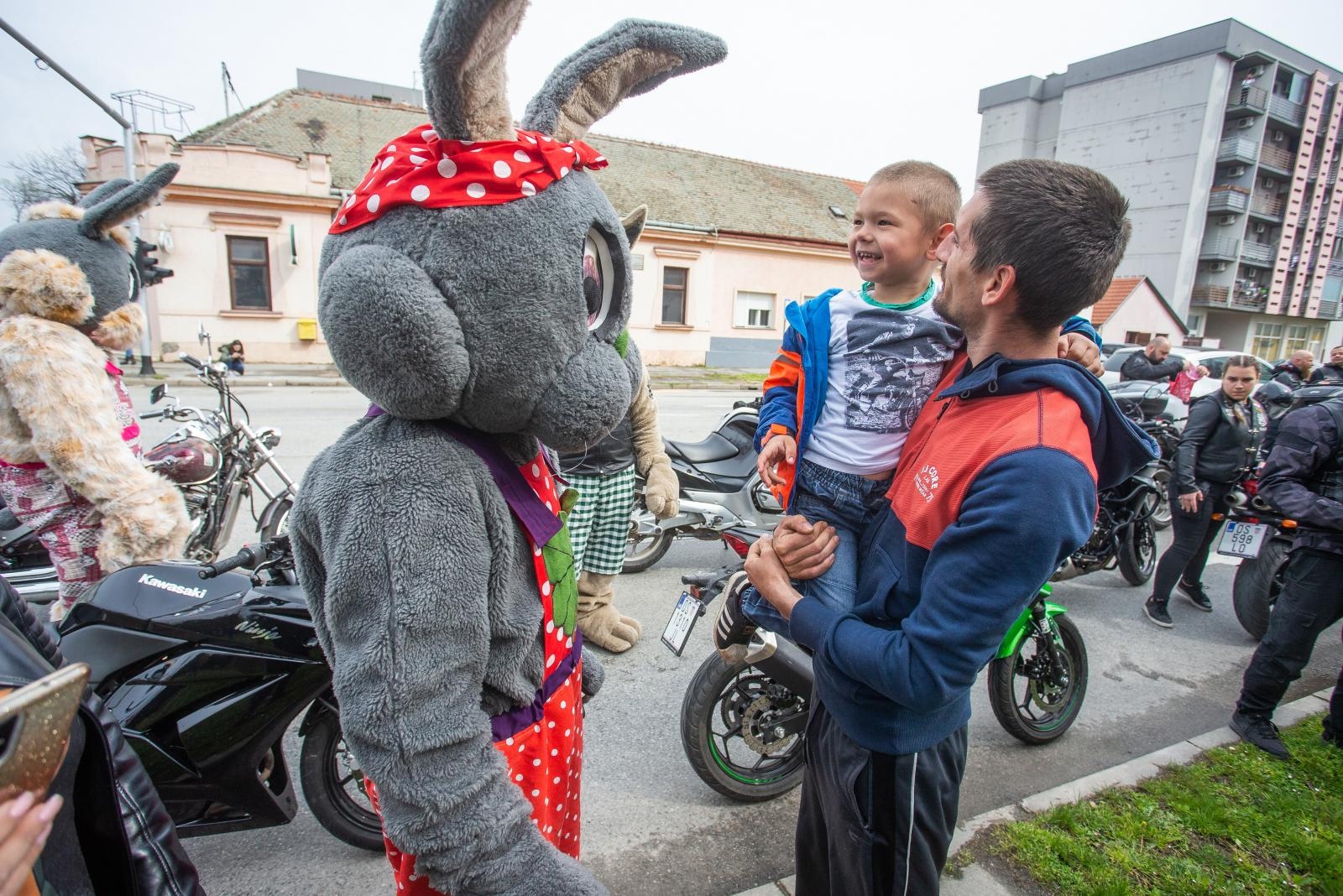 Motozeke se provozali Osijekom i darivali djecu
