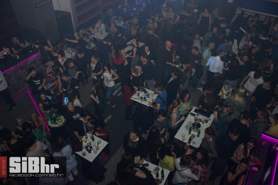 outside_striptiz_osijek_2