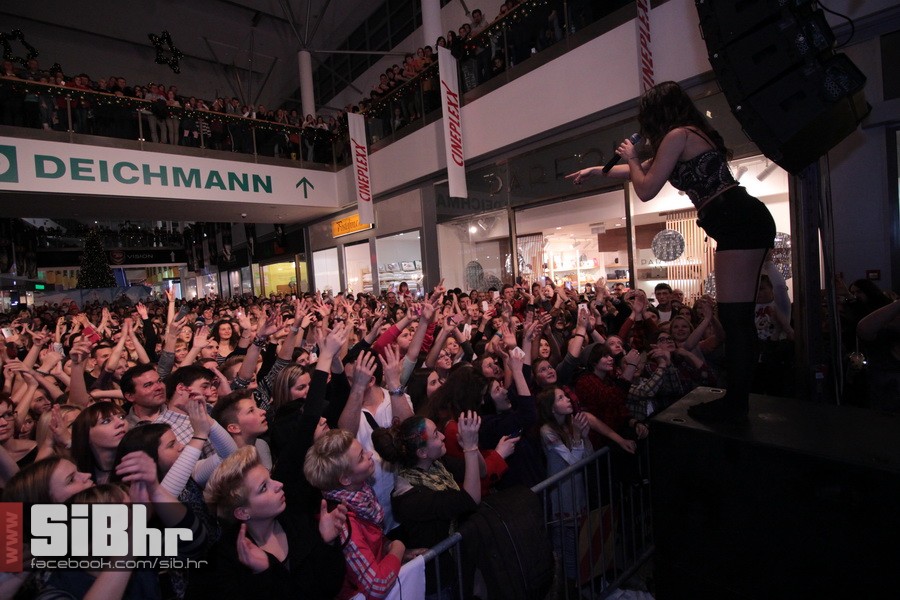 lana_i_colonia_Avenue_mall_34