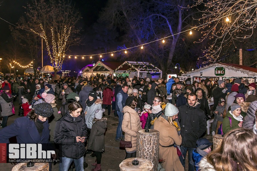 Advent_u_parku_koncert_Vatra_Si