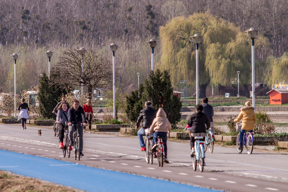 Promenada puna šetača: Zbog lijepog vremena Osječani zaboravili na koronavirus?
