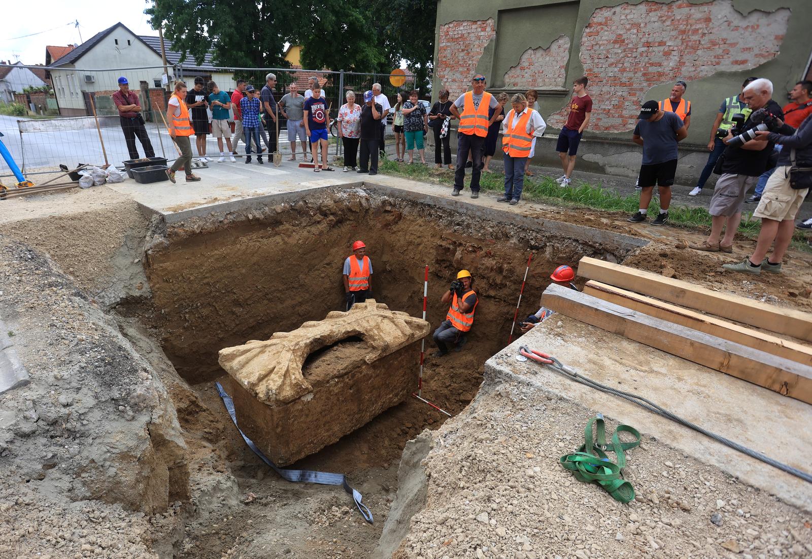 Iskopan rimski sarkofag pronađen u Vinkovcima