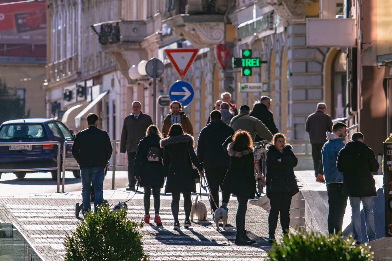 Uznemireni Osječani na gradskim ulicama nakon potresa Uznemireni Osječani na gradskim ulicama nakon potresa