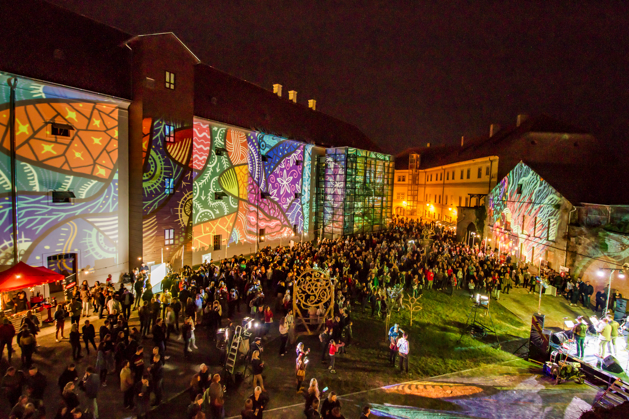 Osijek, 3.10.2020. – Jučer je u Osijeku počeo drugi HeadOnEast festival. Cijeal Tvrđa pretvorial se u šarenu festivalsku pozornicu s brojnim zanimljivim sadržajima. Kako je bilo prve večeri pogledajte u našoj velikoj fotogaleriji [HeadOnEast 2020.]