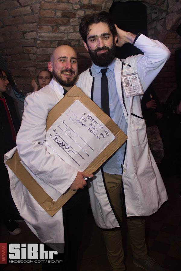 exit_halloween_08