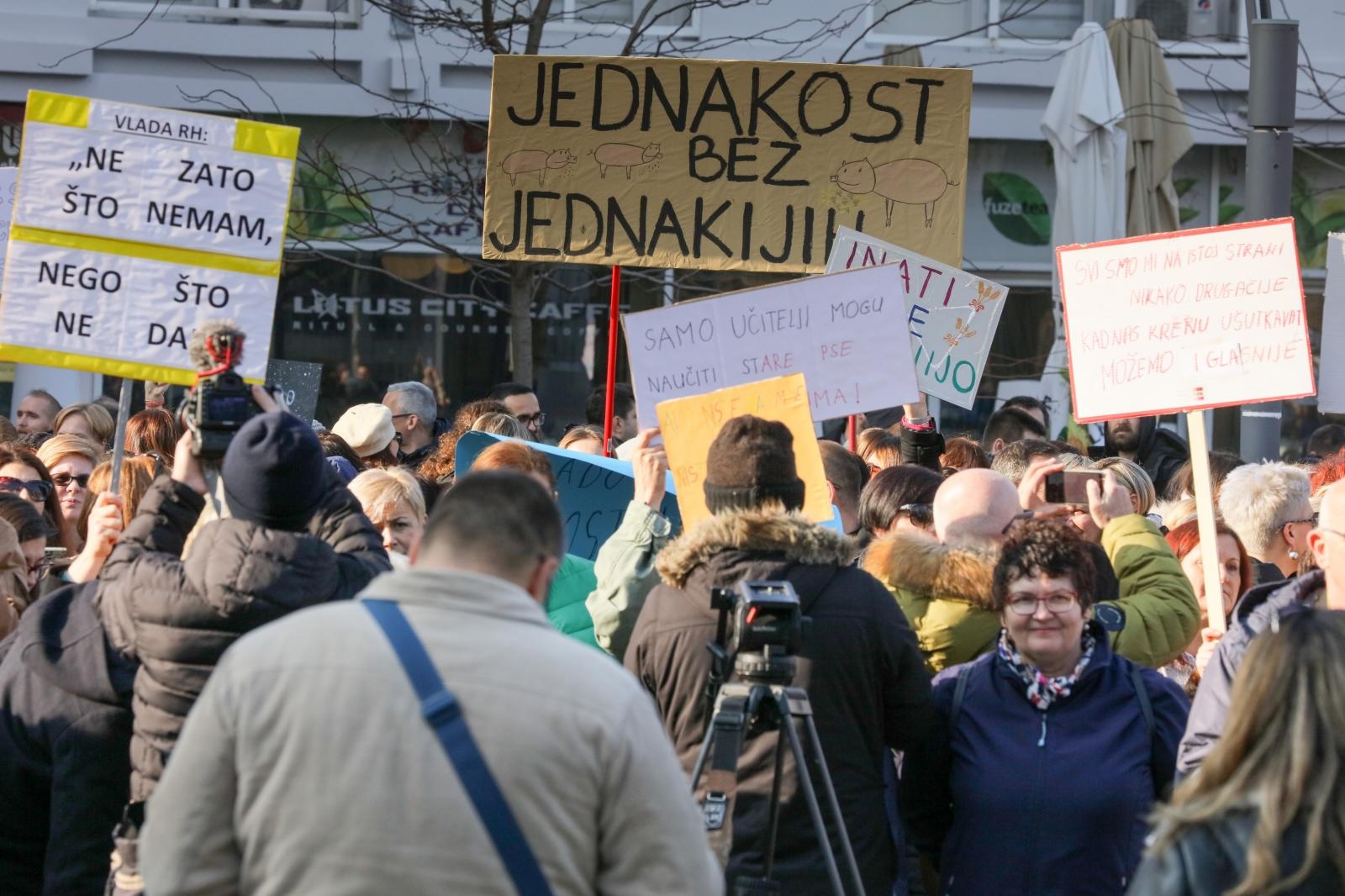 Osječani pružili podršku prosvjetarima
