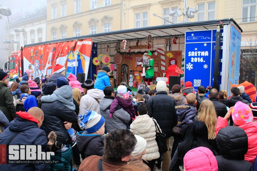 djed_mraz_kamion_osijek_bozic_1