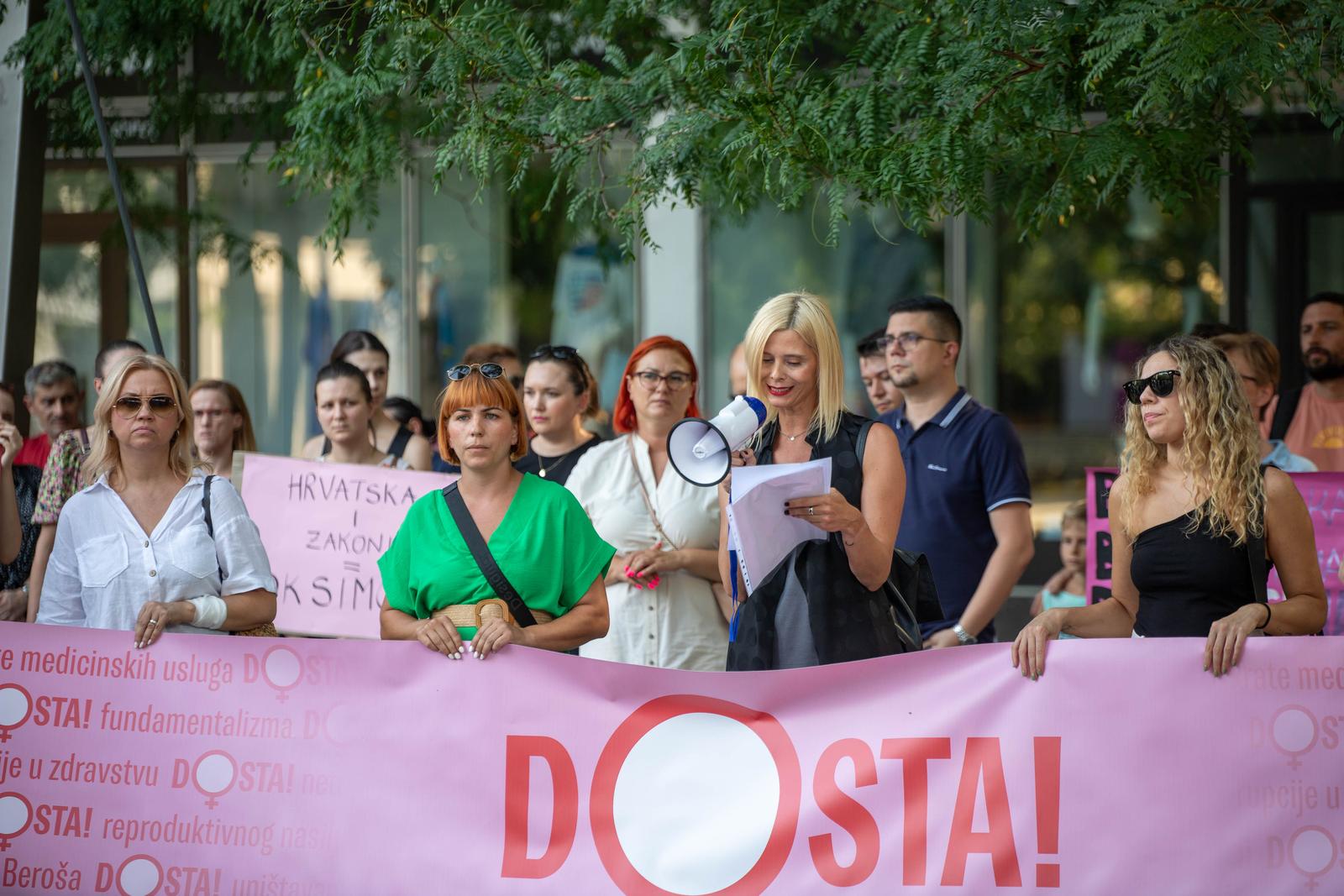 Održana javna akcija ”Sigurnost žena je odgovornost države” na Trgu slobode