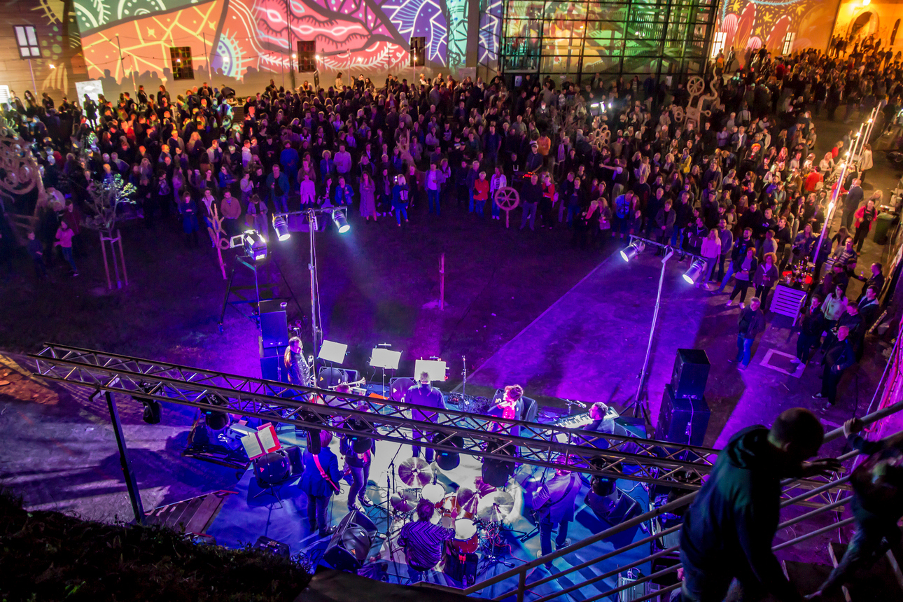Osijek, 3.10.2020. – Jučer je u Osijeku počeo drugi HeadOnEast festival. Cijeal Tvrđa pretvorial se u šarenu festivalsku pozornicu s brojnim zanimljivim sadržajima. Kako je bilo prve večeri pogledajte u našoj velikoj fotogaleriji [HeadOnEast 2020.]