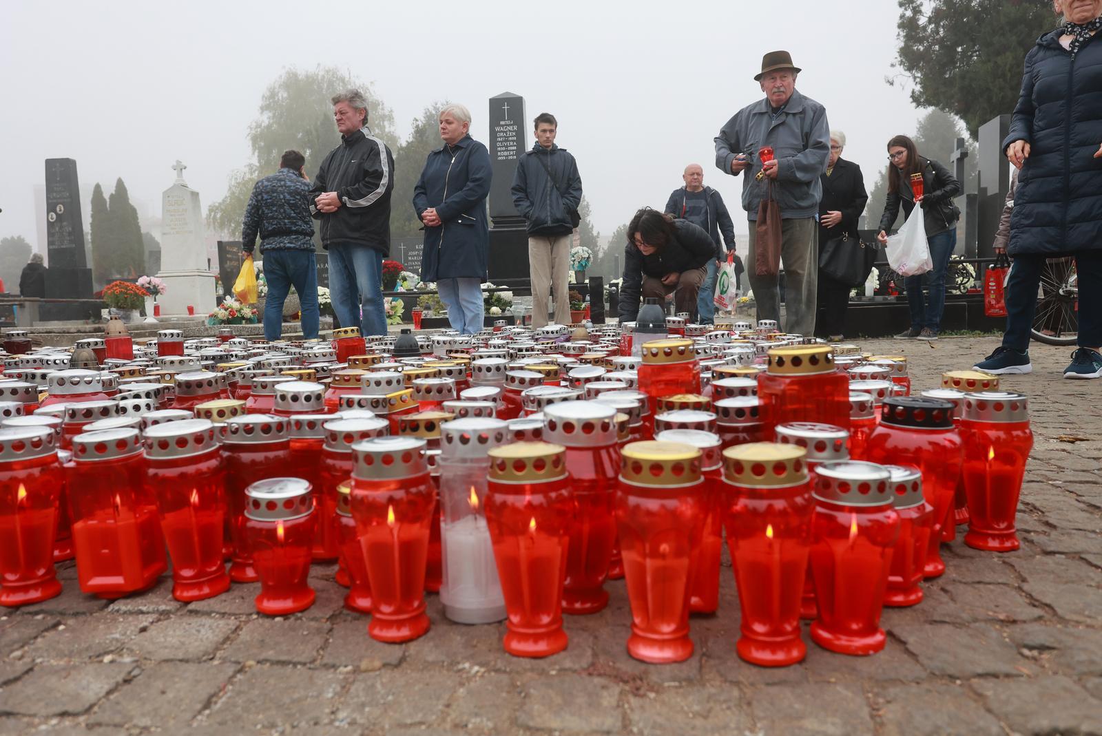 Osječani obilaze groblja