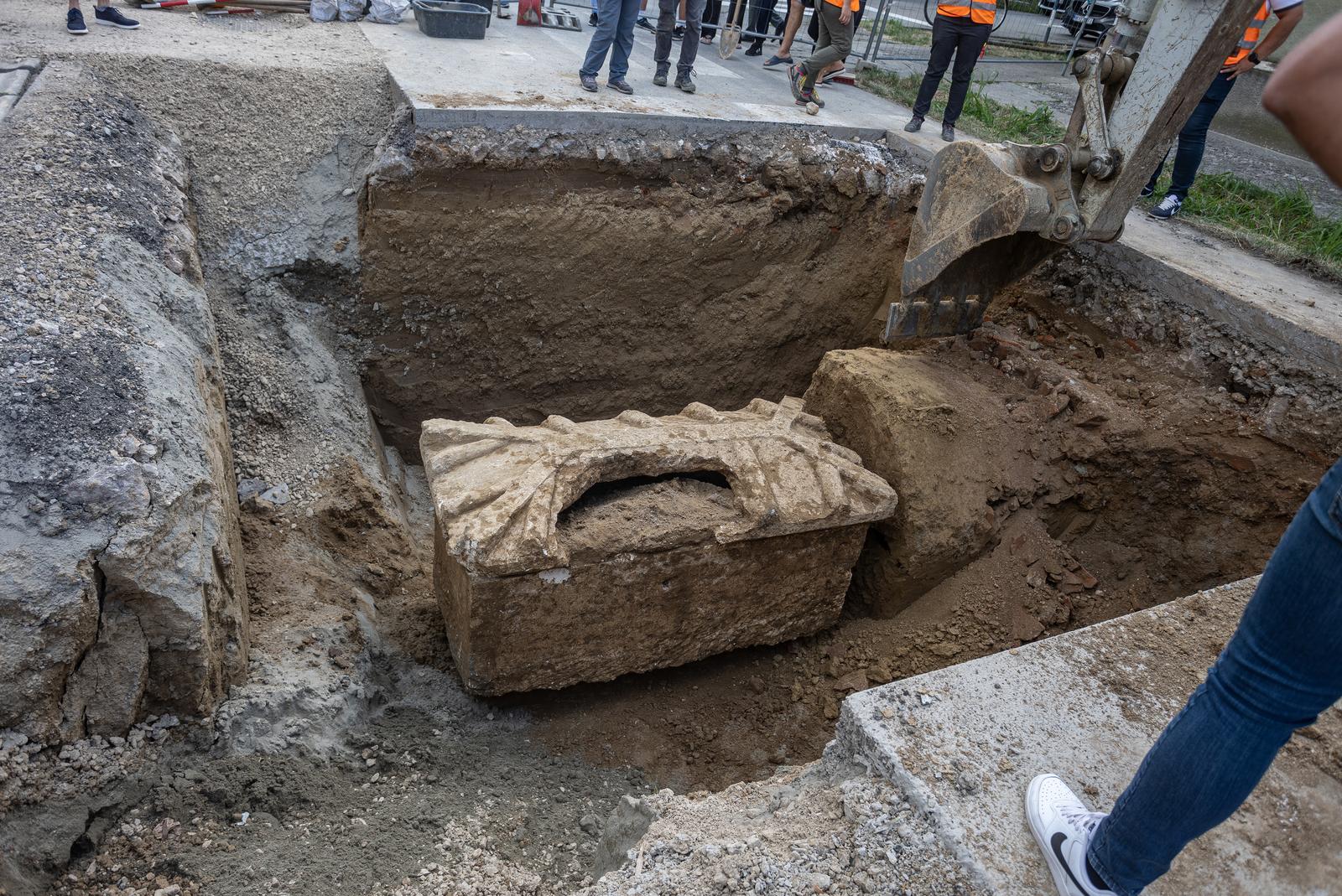 Iskopan rimski sarkofag pronađen u Vinkovcima