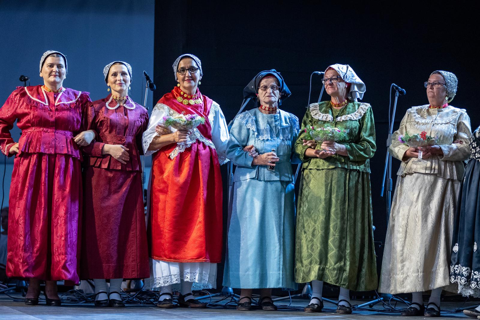 Folklornim večerima započele 58. Vinkovačke jeseni Folklornim večerima započele 58. Vinkovačke jeseni