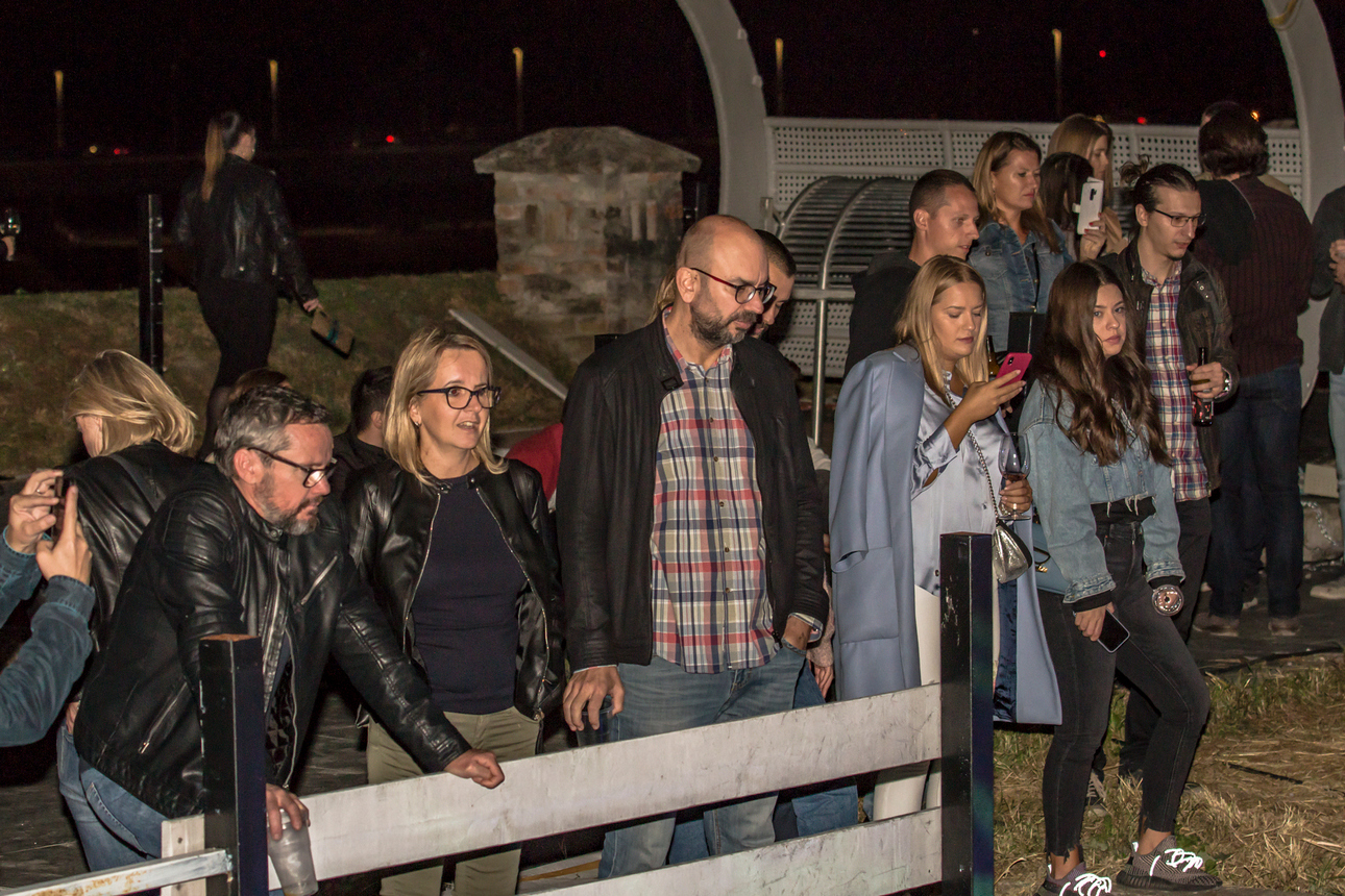 Osijek, 3.10.2020. – Jučer je u Osijeku počeo drugi HeadOnEast festival. Cijeal Tvrđa pretvorial se u šarenu festivalsku pozornicu s brojnim zanimljivim sadržajima. Kako je bilo prve večeri pogledajte u našoj velikoj fotogaleriji [HeadOnEast 2020.]