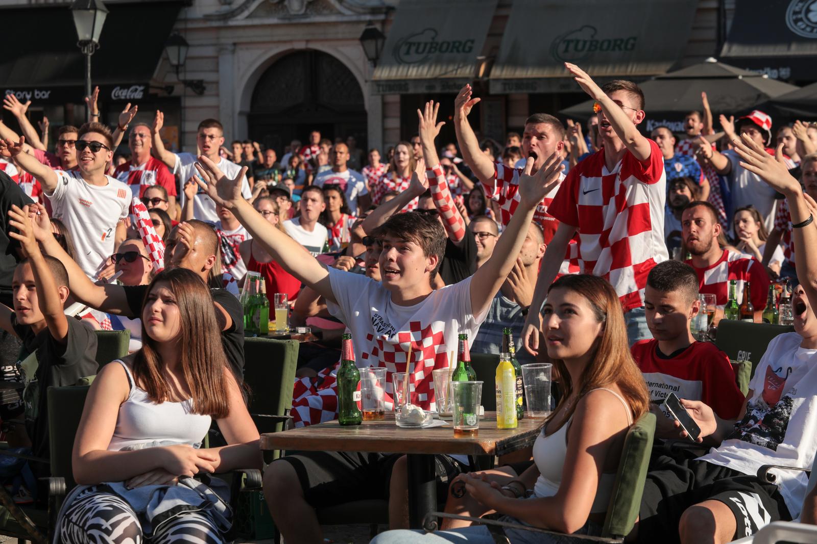 Lipanj 2021. Navijači na Tvrđi prate utakmicu Hrvatska – Španjolska