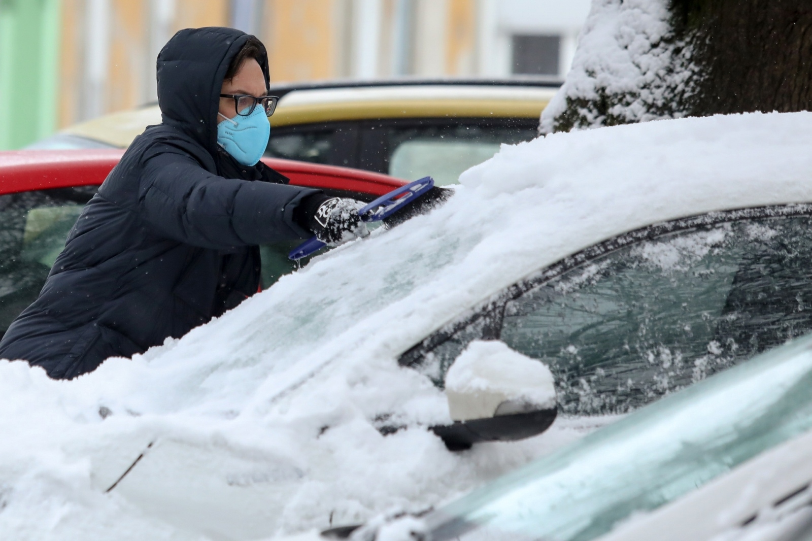 Osijek: Najmlađi iskoristili novi snijeg za sanjkanje u parku