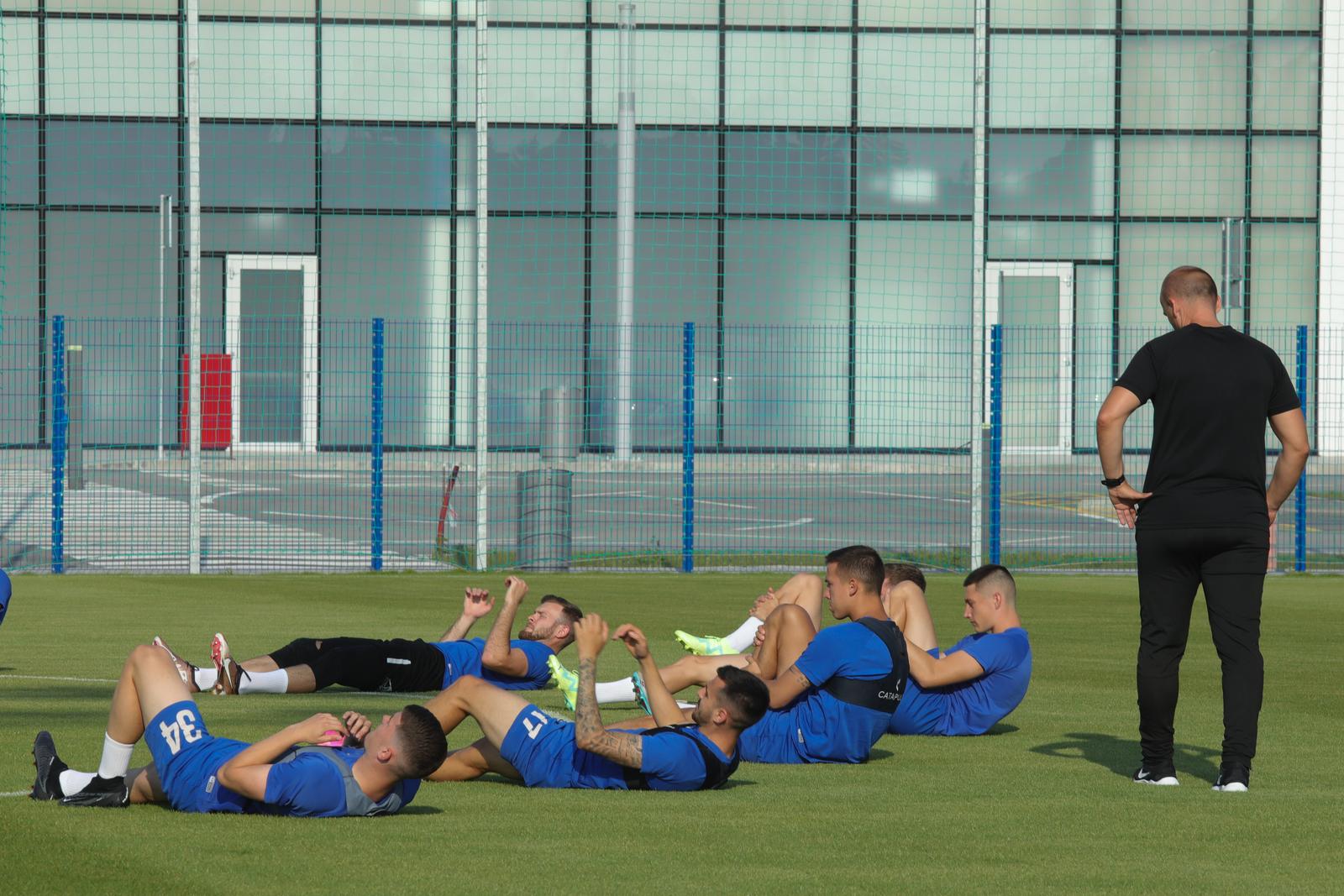 Nogometaši Osijeka započeli pripreme na novom stadionu Nogometaši Osijeka započeli pripreme na novom stadionu