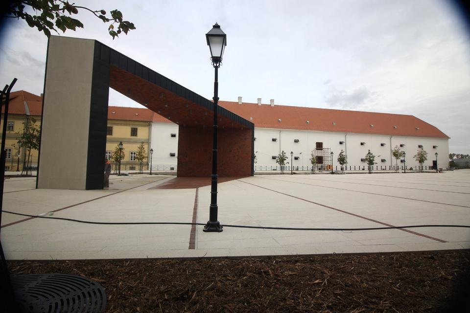 Osijek, 3.10.2019. – Trg Vatroslava Lisinskog pred otvorenje