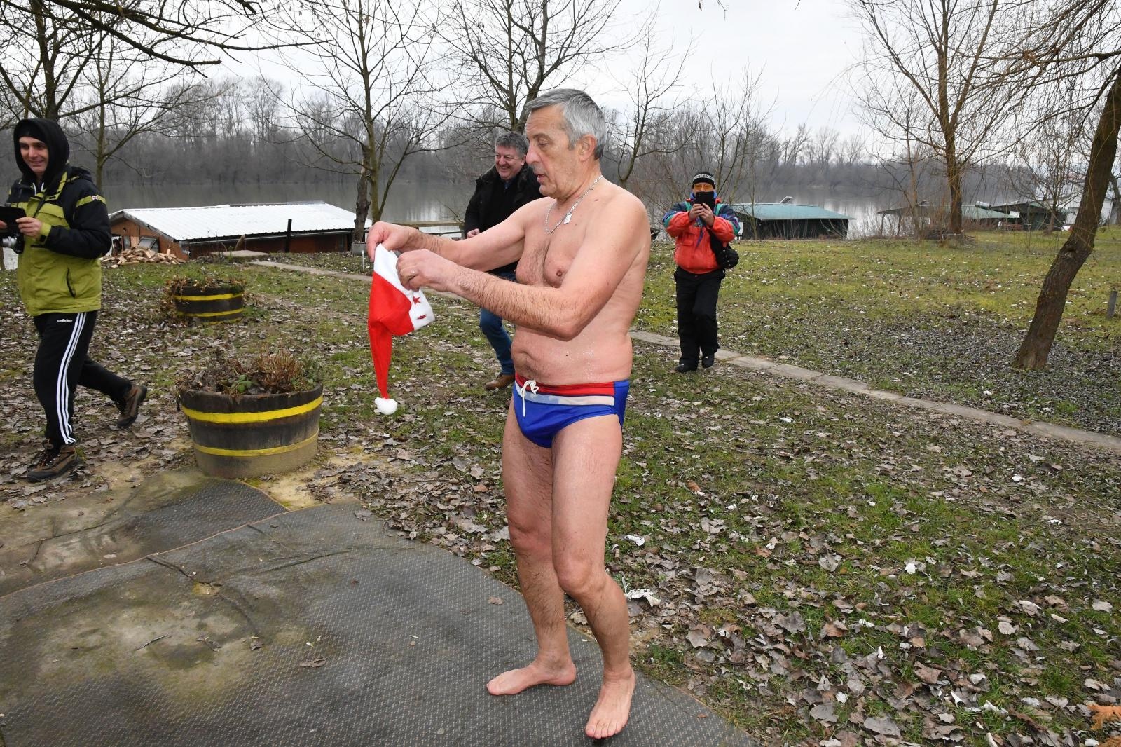 Ronioci i kupači u ledenoj Savi