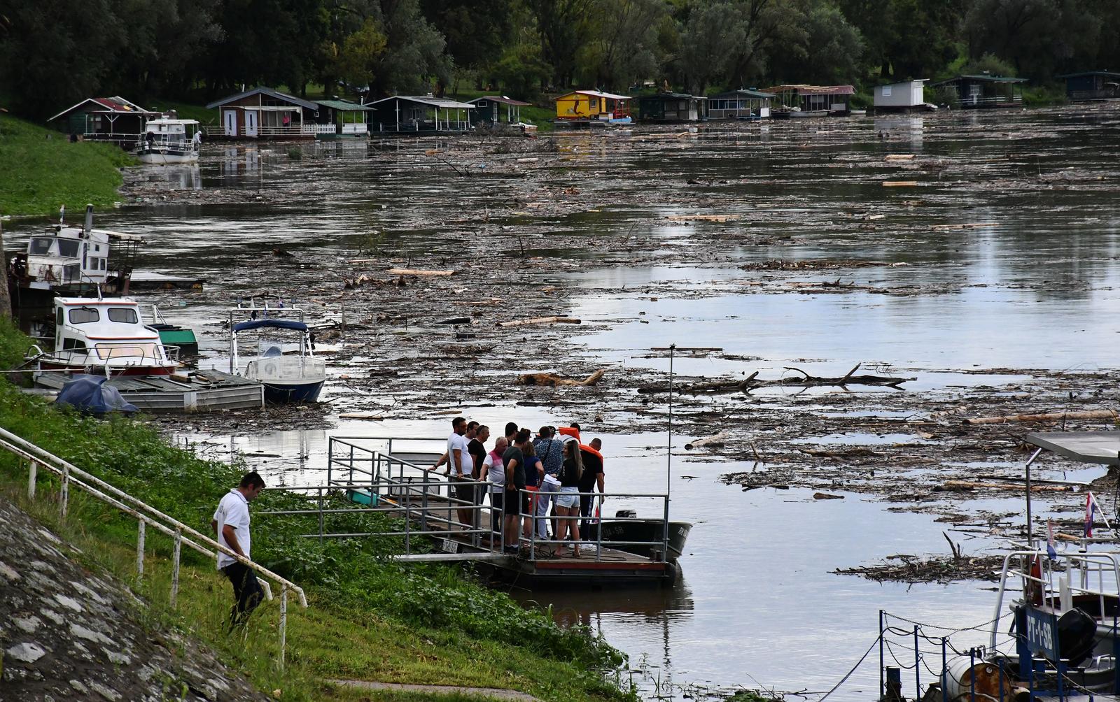 Otpad pluta rijekom Savom Otpad pluta rijekom Savom