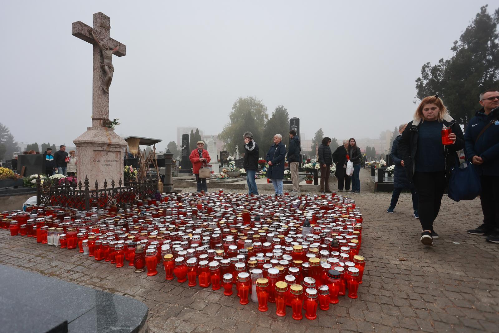 Osječani obilaze groblja