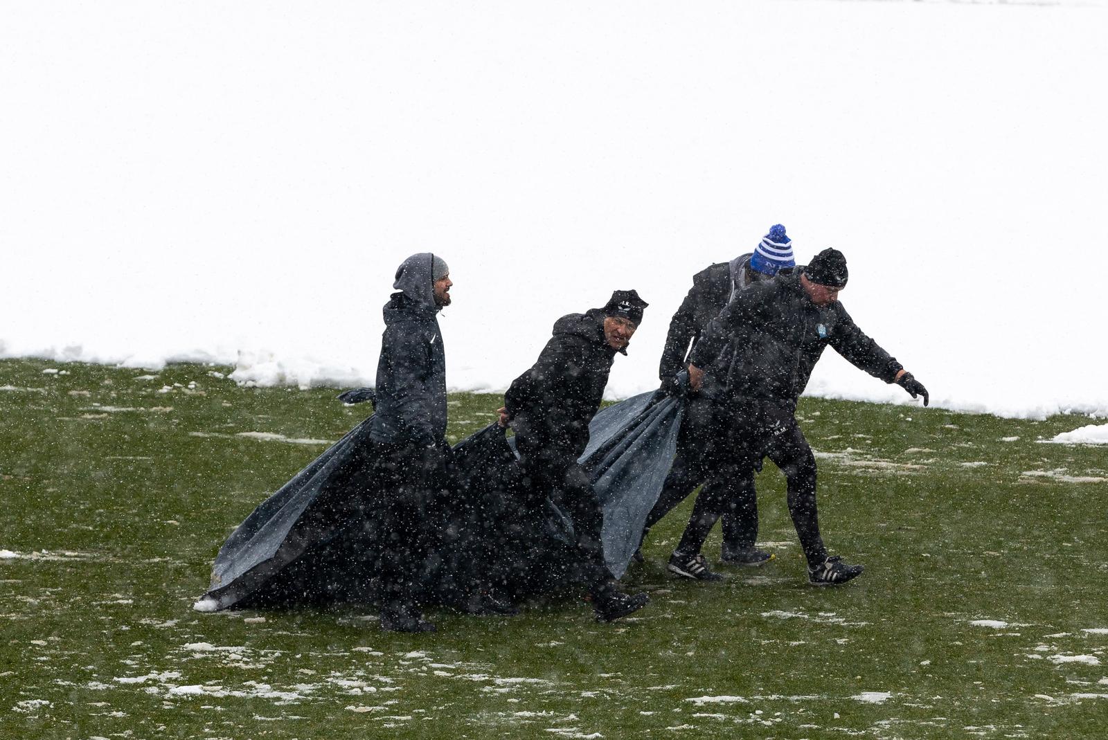 Navijači čiste Gradski vrt od snijega, veljača 2023.