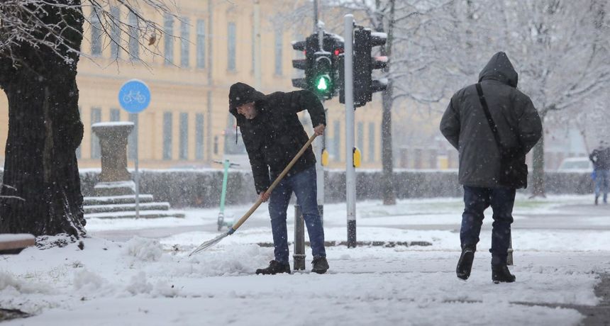 Prvi snijeg ove zime zabijelio Osijek