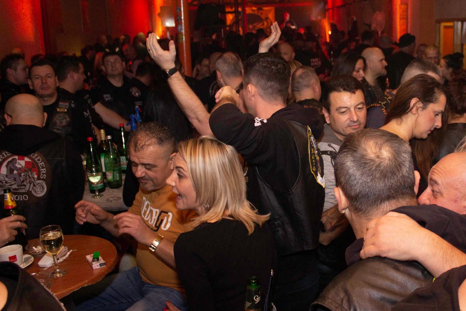 Motoristi partyjali u Balotama uz svirku uživo grupe Lucky day