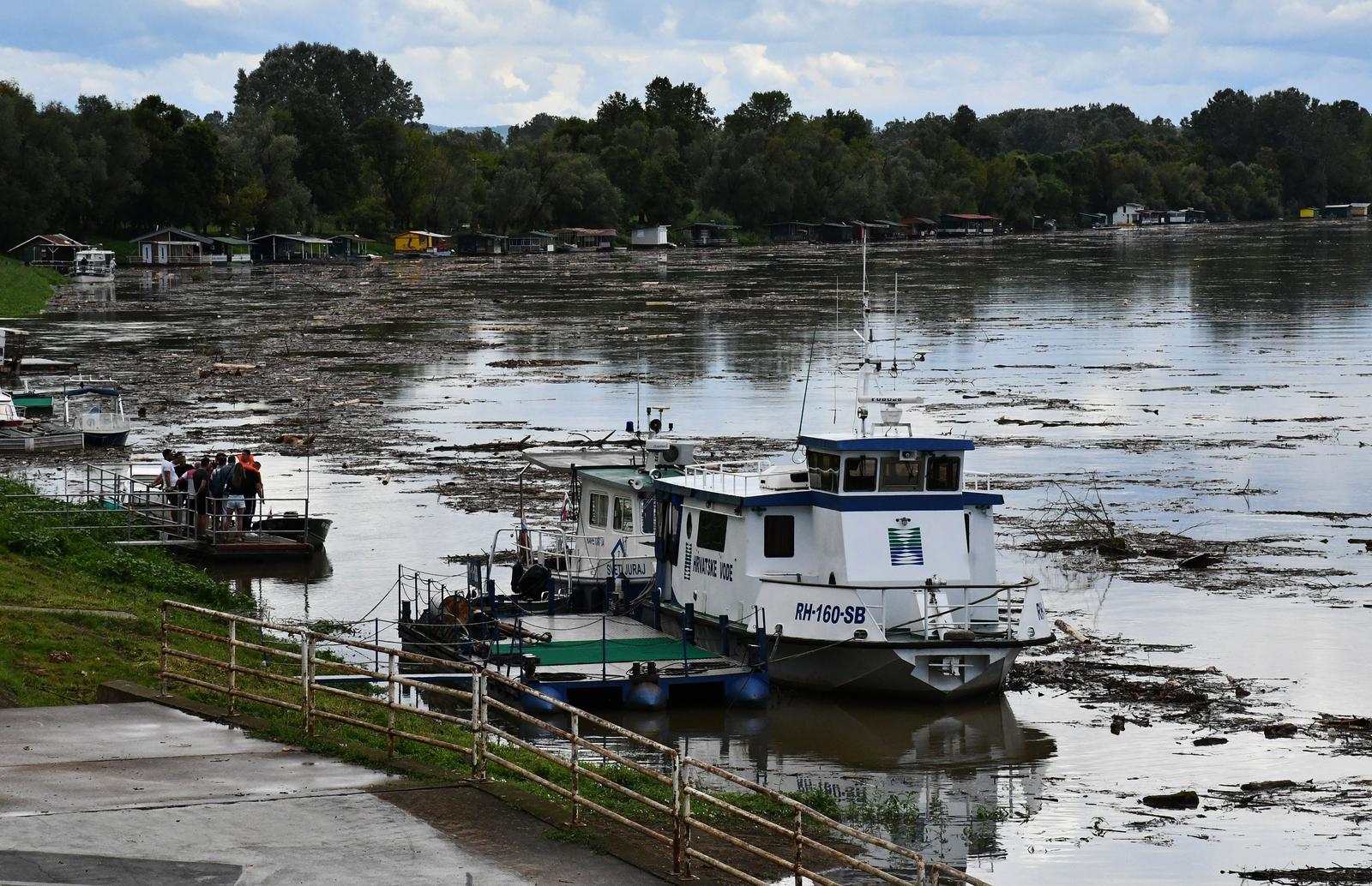 Otpad pluta rijekom Savom Otpad pluta rijekom Savom