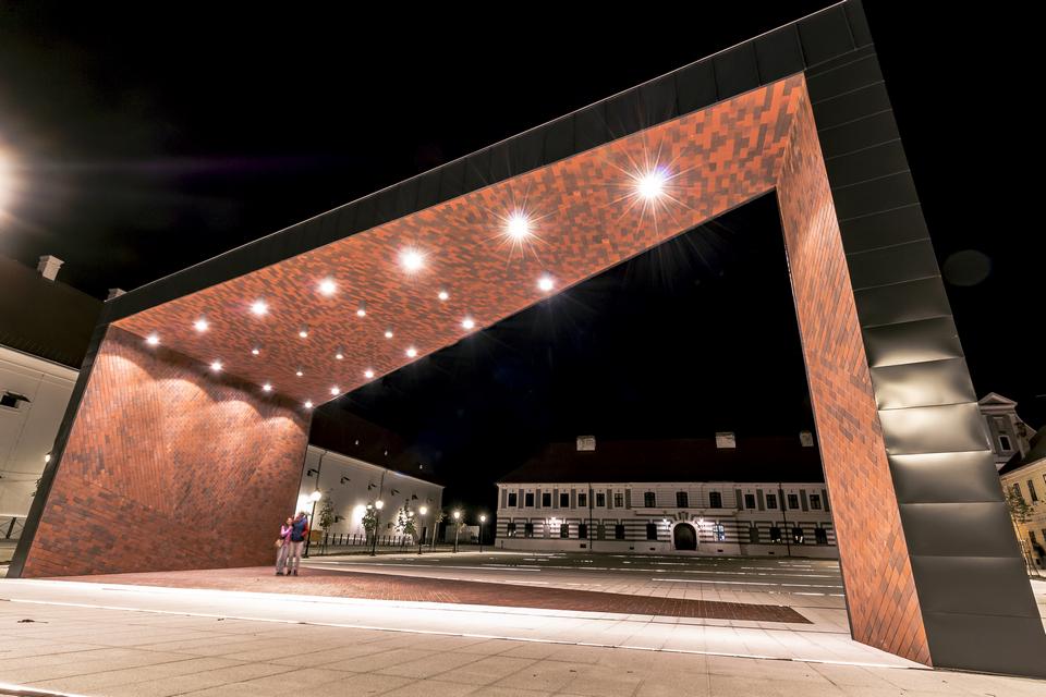 Pogledajte kako izgleda Trg Vatroslava Lisinskog po noći