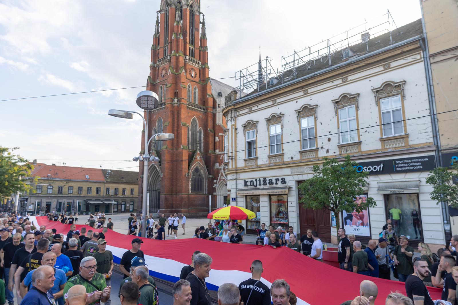 Svečanim mimohodom i bakljadom obilježen Dan osječkih banitelja Svečanim mimohodom i bakljadom obilježen Dan osječkih banitelja