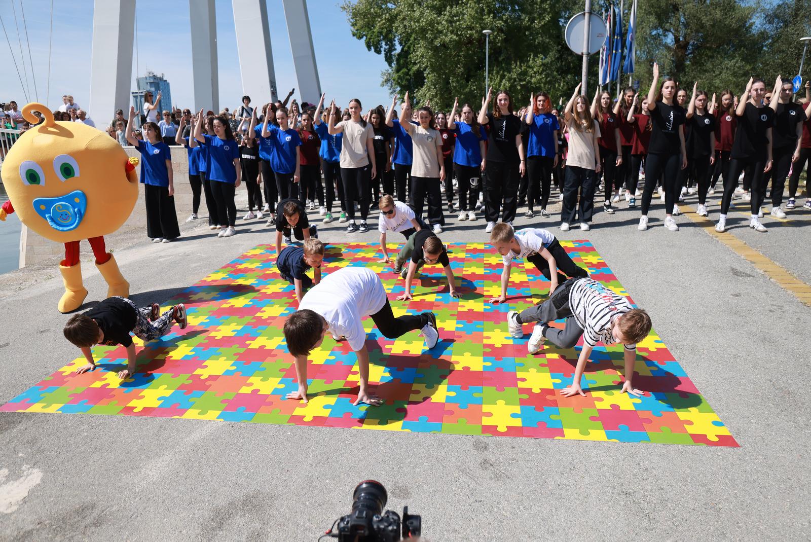Osječani plešu u rim-tim-tagi-dim ritmu kod Pješačkog mosta