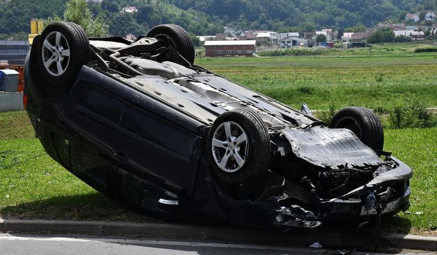 Automobil na krovu u Požegi