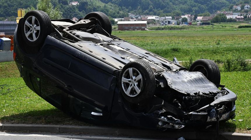 Automobil na krovu u Požegi