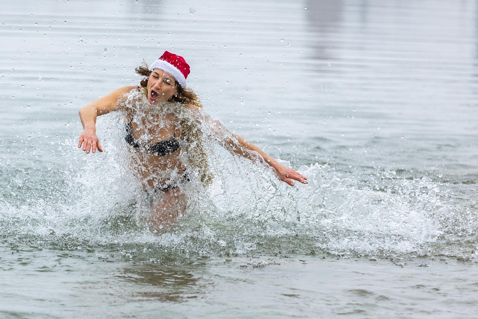 Prosinac 2021. – Po kišnom i hladnom vremenu kupalo se i igralo picigin na popularnoj Kopiki na rijeci Dravi u Osijeku