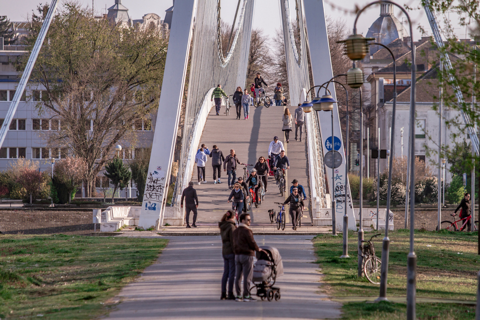 Promenada puna šetača: Zbog lijepog vremena Osječani zaboravili na koronavirus?