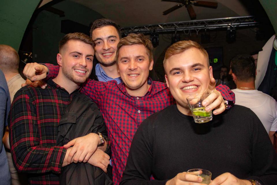 Lege i tamburice u Fort Pubu