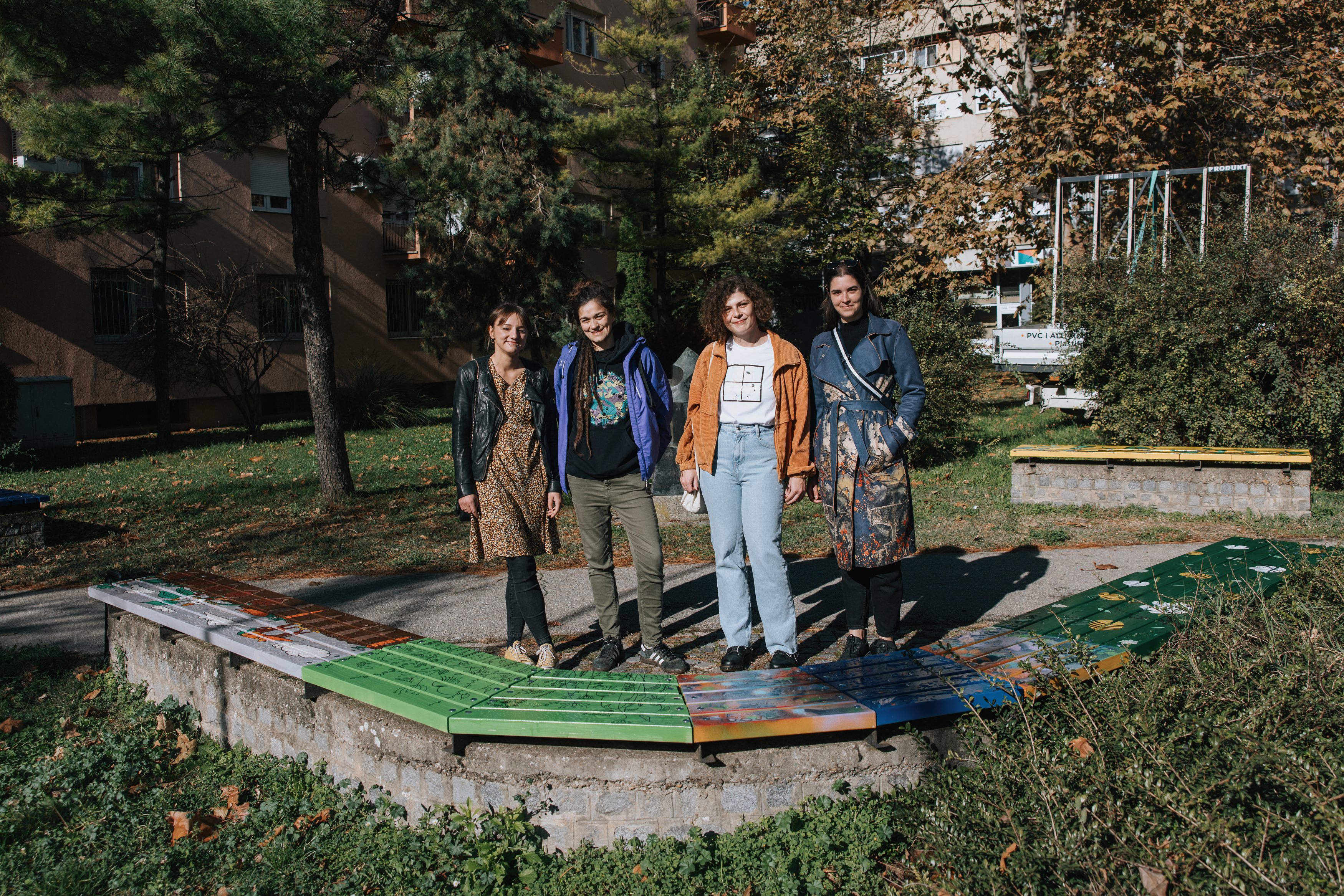 Oslikane klupe u osječkom parku Oslikane klupe u osječkom parku