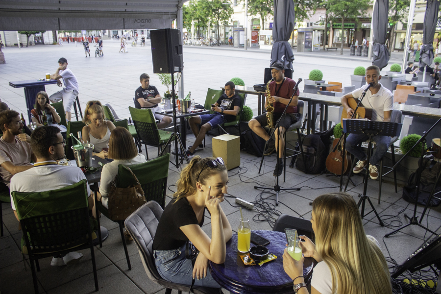 Juraj Padovan i prijatelji zasvirali na terasi ’22-ojke’