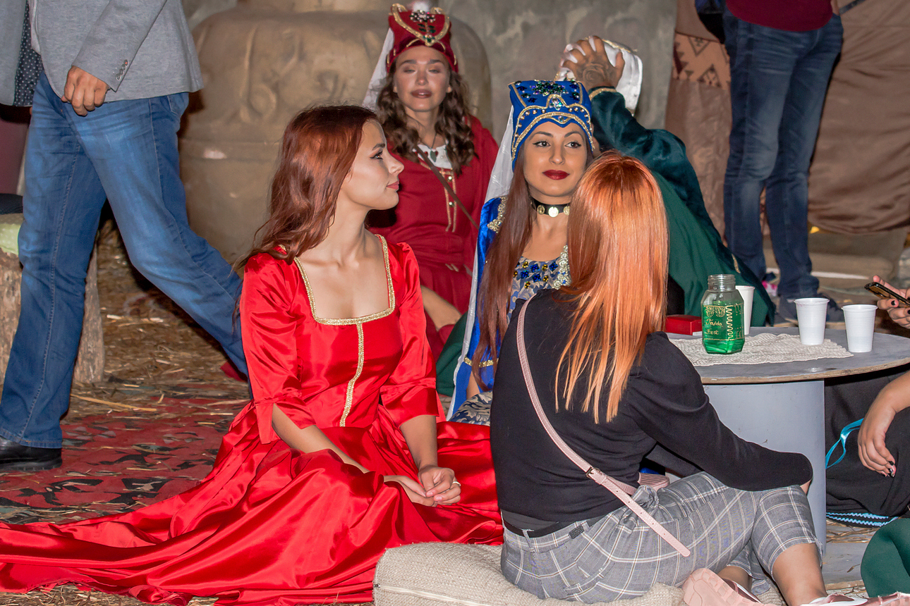Osijek, 3.10.2020. – Jučer je u Osijeku počeo drugi HeadOnEast festival. Cijeal Tvrđa pretvorial se u šarenu festivalsku pozornicu s brojnim zanimljivim sadržajima. Kako je bilo prve večeri pogledajte u našoj velikoj fotogaleriji [HeadOnEast 2020.]