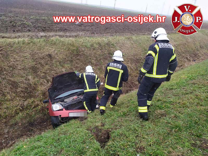 Automobil završio u kanalu kod toplane u Divaltovoj ulici, uzrok nesreće još uvijek nepoznat