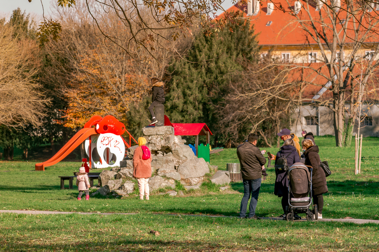 Šetnja prohladnim Osijekom drven park parkić igralište Šetnja prohladnim Osijekom drven park parkić igralište