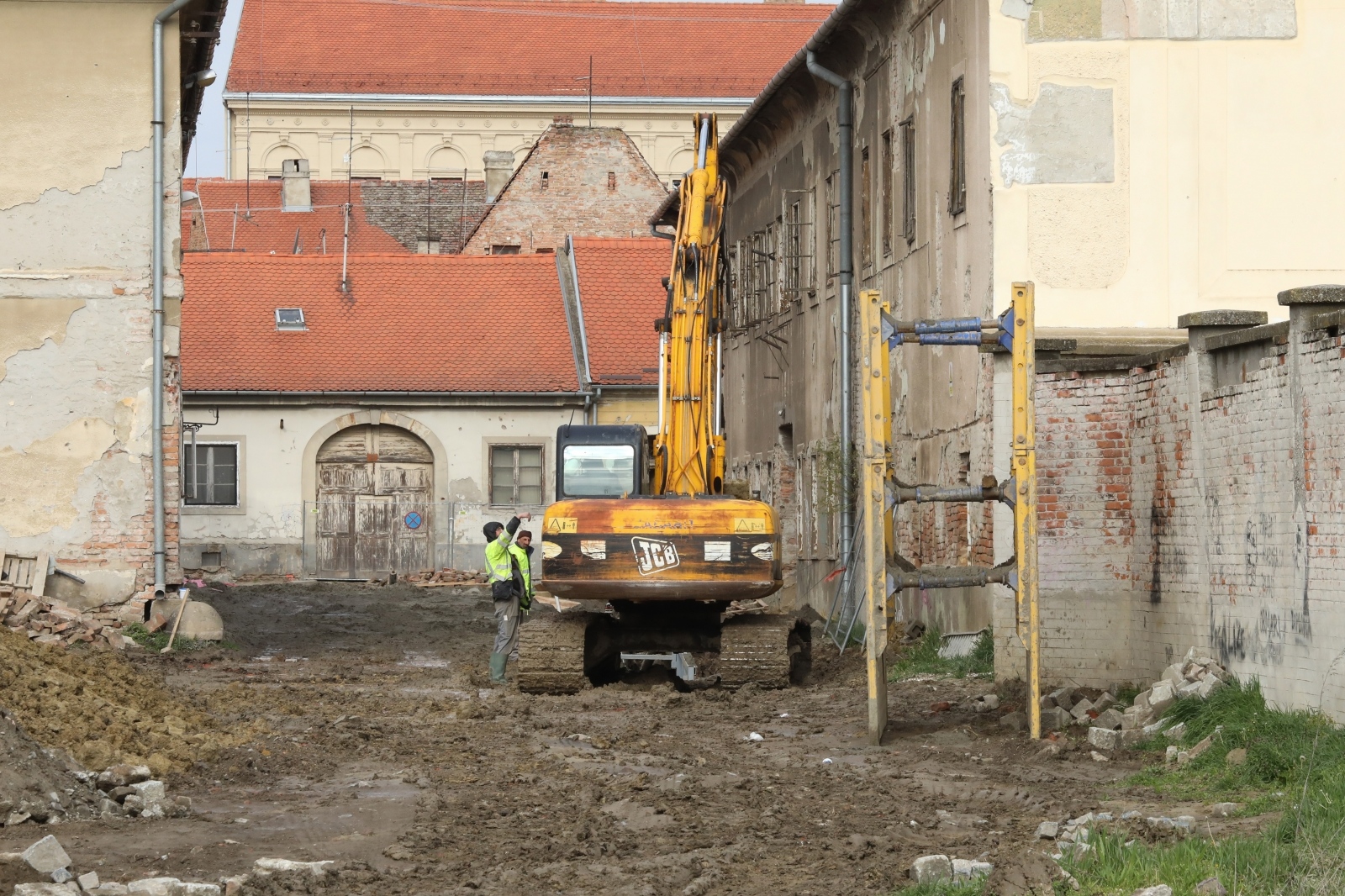 U tijeku radovi na rekonstrukciji Tvrđe, od danas zabranjen promet za automobile