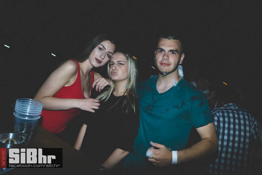 reunion_outside_26