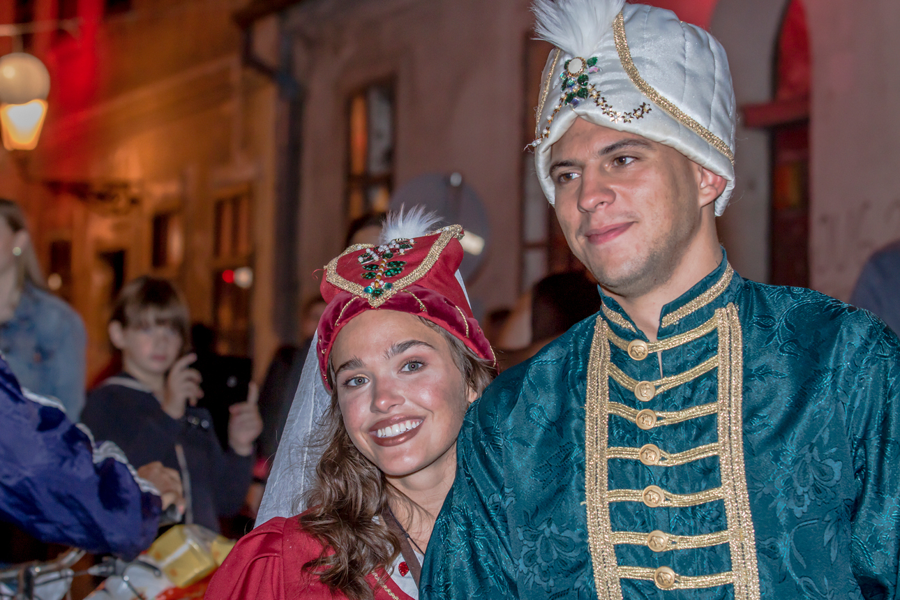 Osijek, 3.10.2020. – Jučer je u Osijeku počeo drugi HeadOnEast festival. Cijeal Tvrđa pretvorial se u šarenu festivalsku pozornicu s brojnim zanimljivim sadržajima. Kako je bilo prve večeri pogledajte u našoj velikoj fotogaleriji [HeadOnEast 2020.]