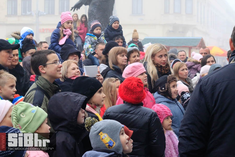 djed_mraz_kamion_osijek_bozic_2