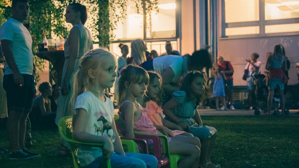 In Da Sofa: Summer Night Kicking