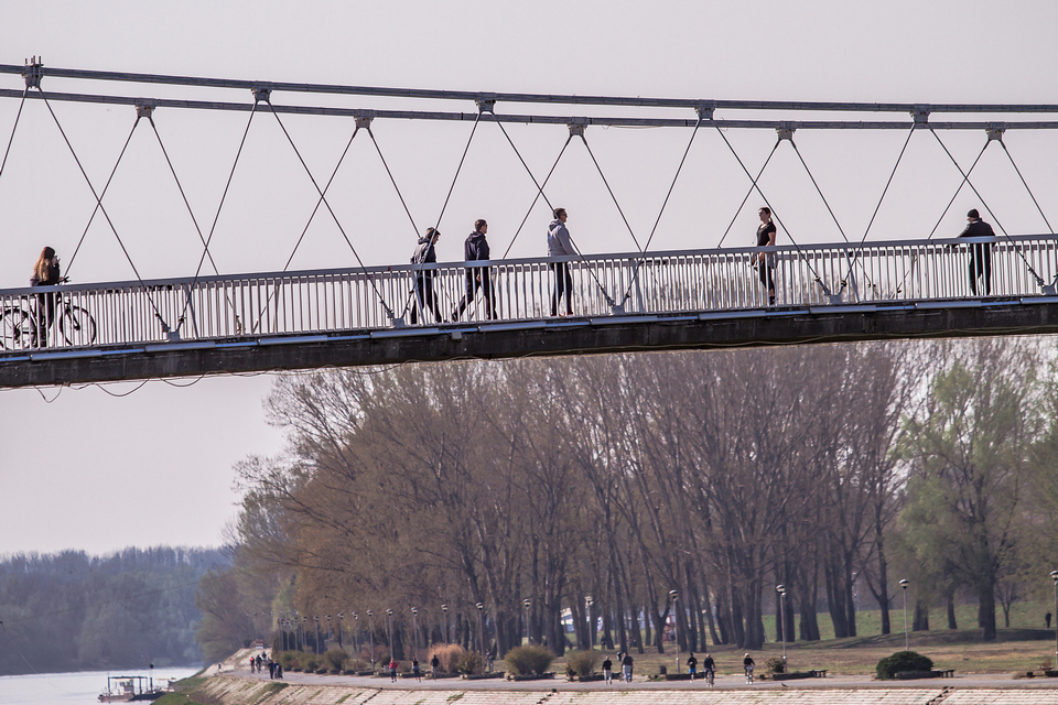 Promenada puna šetača: Zbog lijepog vremena Osječani zaboravili na koronavirus?